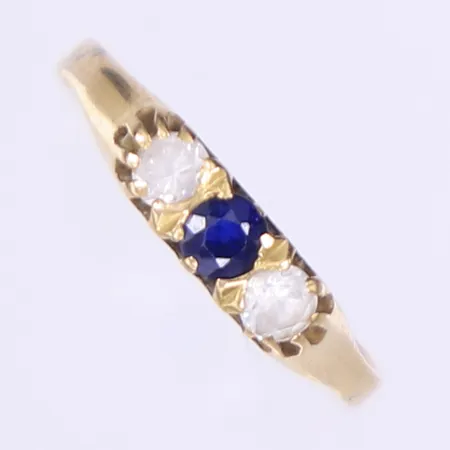 Ring med blå sten och två vita stenar stl 17 bredd 2-4mm svag gravyr 18K Vikt: 2 g
