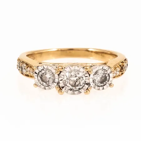 Ring i 14K guld med diamanter 4 x ca 0,005ct, 15 x ca 0,01ct, 1 x ca 0,02ct, 2 x ca 0,03ct, 2 x ca 0,12ct & 1 x ca 0,25ct (samtliga Piqué). Två stenar (en ca 0,01ct & en ca 0,02ct) saknas. Stl:16¾, bredd 2,1 - 5,6 mm, höjd från fingret 6,8 mm, vikt 3,8g.
