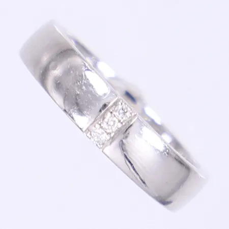 Ring med diamanter ca 0,05ct, stl 18, bredd 4,5mm, vitguld, gravyr, 18K Vikt: 7 g