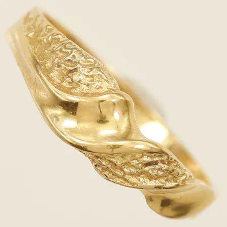 Ring med dekor stl:17½ bredd 5,6mm 18K Vikt: 1,9 g