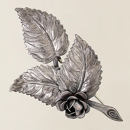 Brosch med blomdekor 67x4,2mm silver 830/1000 Vikt: 8,3 g