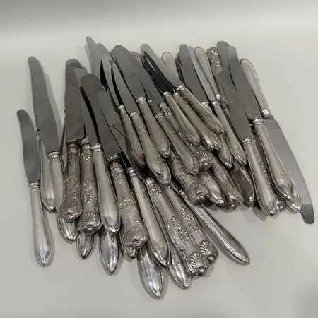 51 mat/bords/smörknivar i olika modeller, blad i rostfritt stål, gravyr, silver 830/1000 Brv: 2885,8g Vikt: 2885,8 g