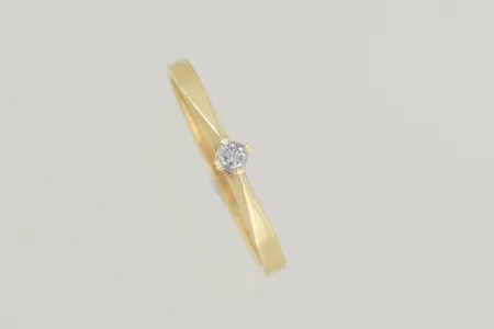 Ring med diamant 0,05ct stl:18, 18K Vikt: 1,8 g
