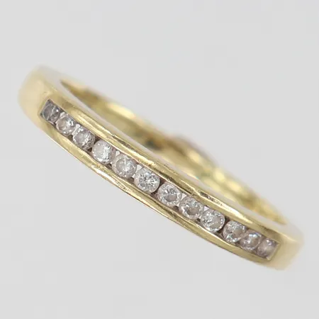 Ring med diamanter 13 x ca 0,01ct stl:16¼ bredd 1,8-2,8mm 10K. Vikt: 1,9 g