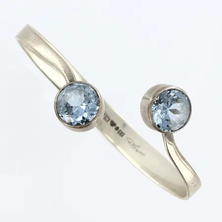 Armring med blåa stenar, inner mått: ca 65-70mm, handsmide Gussi, 830/1000 Silver Vikt: 23,1 g