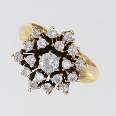 Ring med vita stenar stl:18½ bredd 3-17,5mm 14K. Vikt: 5,5 g