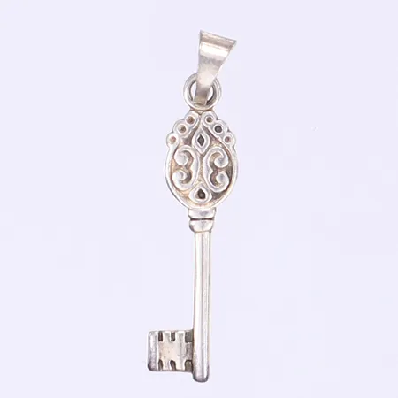 Hänge nyckel med präglad dekor längd 30mm bredd 6mm silver 835/1000 Vikt: 1,3 g