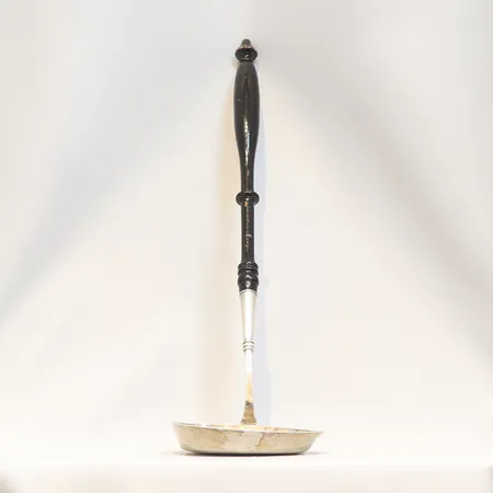 Silverslev, längd 42cm, bredd 3-120mm, hand tag i träd, slev i silver, 830/1000 silver, bruttovikt Vikt: 111,6 g
