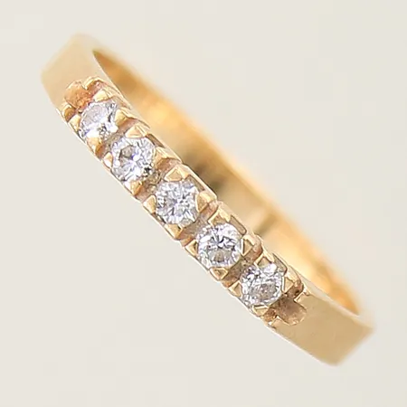 Ring med diamanter totalt 0,20ctv enligt gravyr stl:17 bredd 2,6mm GHA 18K Vikt: 2,7 g