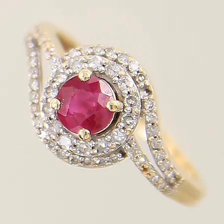 Ring med rubin samt diamanter ca 54xca 0,005-0,01ct stl:15¼ bredd 1,5mm, 4st diamanter saknas, rubin repig GHA 18K Vikt: 2,8 g