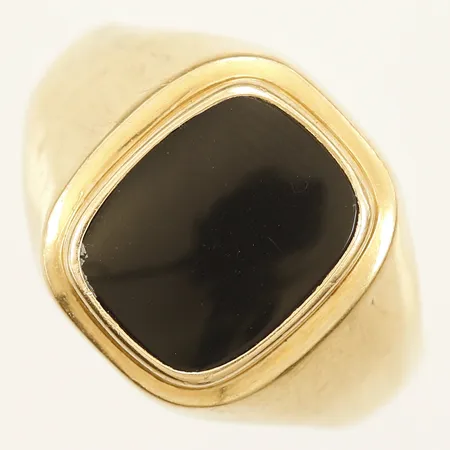 Ring med onyx stl:19¼ bredd 2,8mm 18K Vikt: 4,6 g