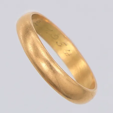 Ring slät stl:17¼, gravyr, 18k Vikt: 3,7 g