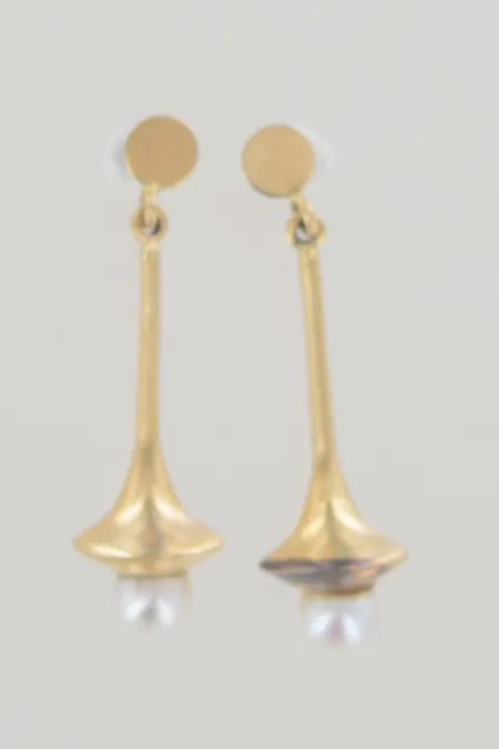 Ett par örhängen med pärla, längd 3 cm, ploppar saknas/missfärgad ena delen 18K Vikt: 3,8 g