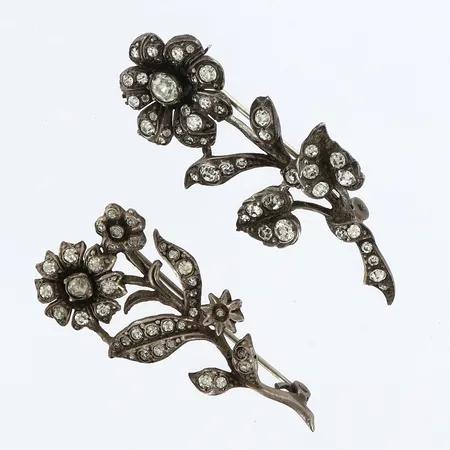 Broscher blommotiv med stenar, längd 4-5cm, silver 830/1000 Vikt: 12,2 g