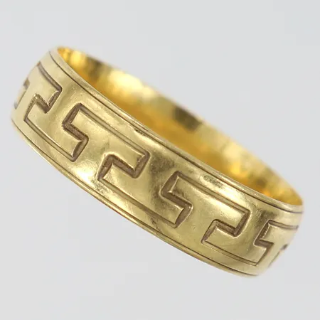 Ring med meandermönster stl:22 bredd 6,5mm 18K. Vikt: 6,3 g