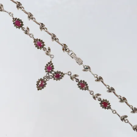Collier med rubiner och markasiter längd 46cm bredd 7-25mm flertalet markasiter saknas silver 925/1000 Vikt: 29,8 g
