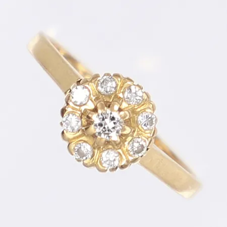 Ring med dia 1 x ca 0,02ct och 8 x ca 0,01ct st 18 bredd 2-8mm svenska stämplar 18K Vikt: 3,1 g
