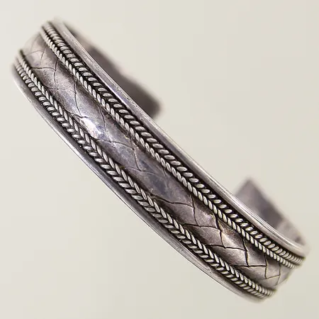 Stelt armband med dekor Ø60mm bredd 13,5mm något ojämn silver 925/1000 Vikt: 29,8 g