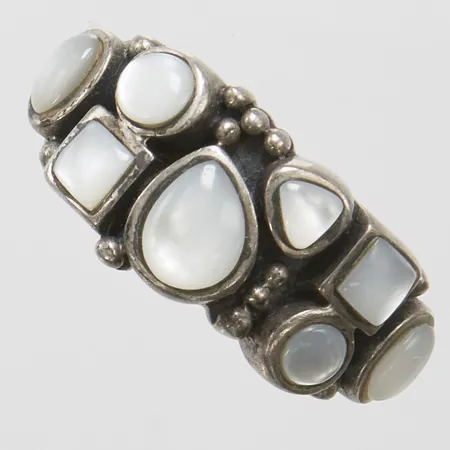 Ring med pärlemor, stl:18, bredd: 3,8-11,1mm, GHA, mindre slitage på stenar, silver 925/1000 Vikt: 7,5 g