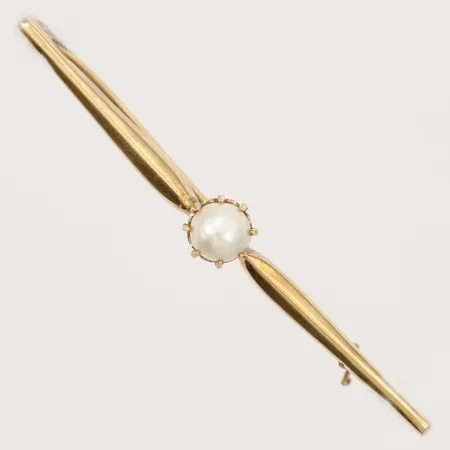 Brosch med odlad pärla längd 6,3mm bredd 5,5cm 18K Vikt: 2,6 g
