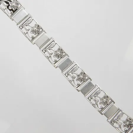 Armband med blomdekor längd ca 18,5cm, bredd 17,5mm, 830/1000 silver Vikt: 28 g