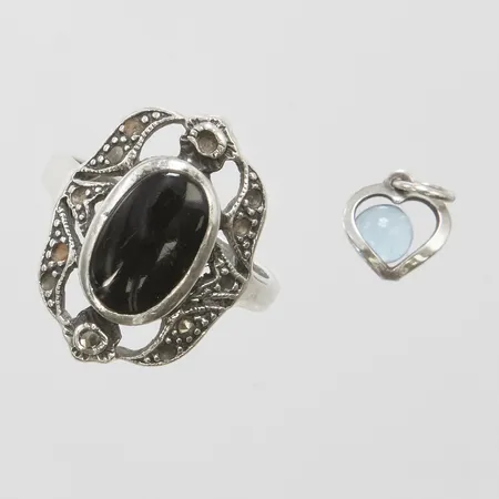 1 Ring med onyx samt markasiter varav några saknas, stl:17, bredd: 2,2-21,9mm, skev skena, 1 Hänge hjärta med syntetisk spinell, 12,8x9mm, silver 925/1000 Vikt: 5,8 g