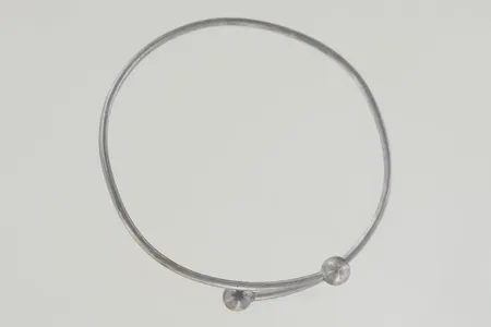 Armring diam 6,5 cm bredd 2mm, lite ojämn, silver 830/1000 Vikt: 8,2 g