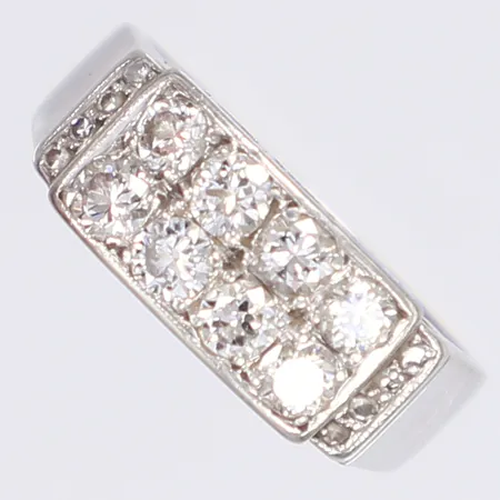 Ring med dia 8 x ca 0,08ct och 8 x ca 0,01ct stl 15¾ bredd 3-7mm vitguld 18K Vikt: 5,8 g