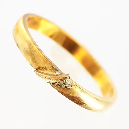Ring slät stl:17, bredd 2,5mm, defekt del/vass kant, 18K  Vikt: 2,2 g