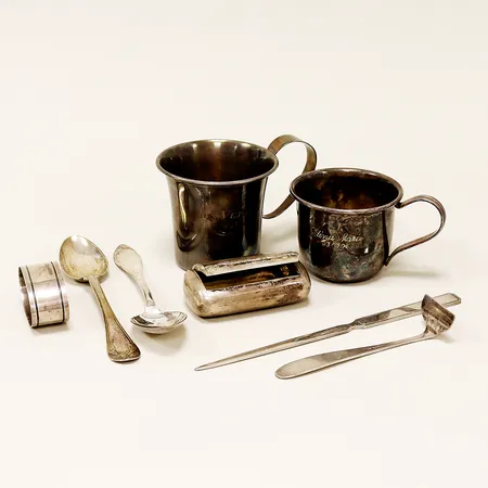 Diverse brukssilver, defekter, gravyrer silver 830/1000 Vikt: 312,1 g