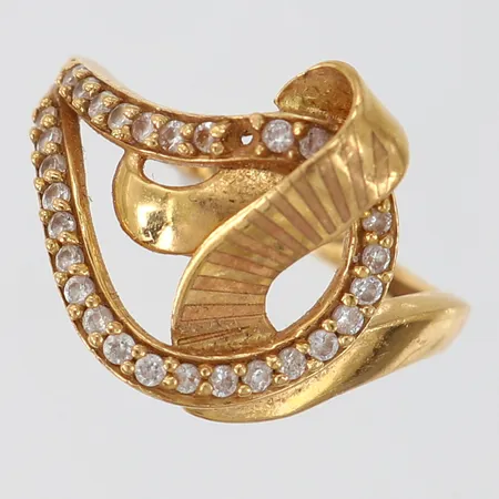 Ring med stenar stl:18¼ bredd 1,8-16,5mm bucklor sten saknas 21K. Vikt: 4,7 g