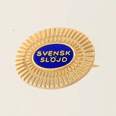 Pin med emalj "Svensk slöjd", 15-12,2mm, 18K Vikt: 2,6 g