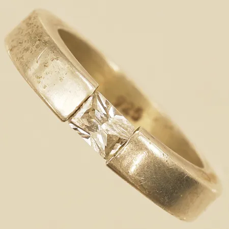 Ring med vit sten stl:18 bredd 4,7mm silver 925/1000 Vikt: 8,5 g