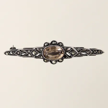Brosch med brun sten samt markasiter 3,7x43mm, en markasit saknas silver 830/1000 Vikt: 4,3 g