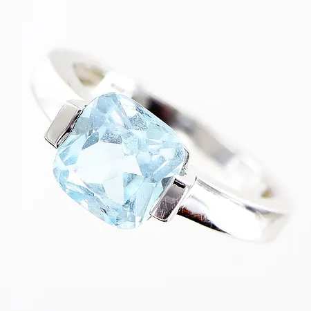 Ring vitguld med blå sten stl:15¾, skena 2mm, i behov av rodiering, 18K Vikt: 2,9 g