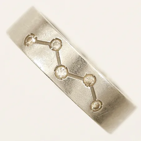 Ring med diamanter 5x0,01ct stl:16¾ bredd 5,1mm gravyr Platina Vikt: 5,8 g