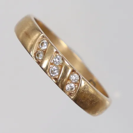 Ring med 6 diamanter ca 0,02ct/st, stl 18¼ bredd 4mm, graverad, 18K 4,6g Vikt: 4,6 g