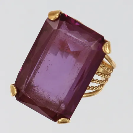 Ring med syntetisk färgväxlande safir stl:17¼ bredd 3-22,5mm 18K. Vikt: 12,6 g