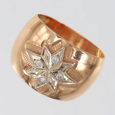 Ring med vita stenar stl:17½ bredd 8-14,5mm bucklig 14K. Vikt: 4,7 g