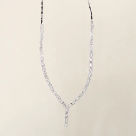 Collier halvstelt med vita stenar längd 45cm bredd 1,9-3,8mm vitguld 14K Vikt: 10,3 g