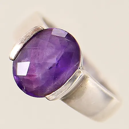 Ring med lila fasetterad sten stl:18¼ bredd 3,7-12mm, silver 925/1000 Vikt: 7,1 g