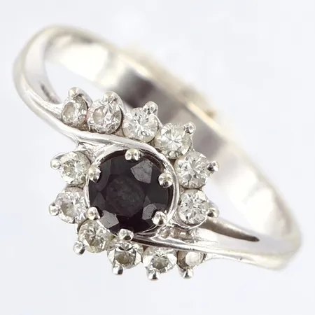 Ring diamanter 12st totalt ca 0,028ctv samt safir stl:17½ bredd 2,5-9,5mm, vitguld, 18K Vikt: 3,1 g