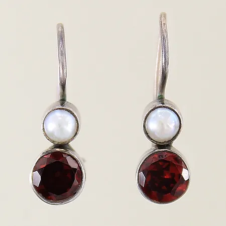 Örhängen med röda stenar samt odlade sötvattenpärlor KumKum, 20x6,6mm, krok som inte når ögla, silver 925/1000 Vikt: 2,6 g