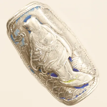 Ring med dekor stl:15½ bredd ca 3cm made in China silver 830/1000 Vikt: 9,4 g