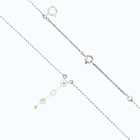 Collier vitguld längd 41-47cm, med pärla och diamanter 0,34ctv, GD&Co, Malmö, år 1919, kedjans bredd 1mm, hängdelen ca 27mm, med två lås,18K Vikt: 3,7 g