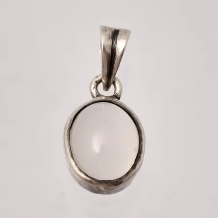 Hänge 13,6x22,5mm, mjölkvit sten, 8,6x10,9mm, silver 925/1000, 2,14g.