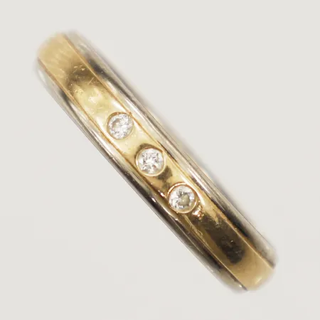 Ring med diamanter totalt 0,06ct enligt gravyr stl 17½ bredd 3,9mm gravyr 18K Vikt: 5 g