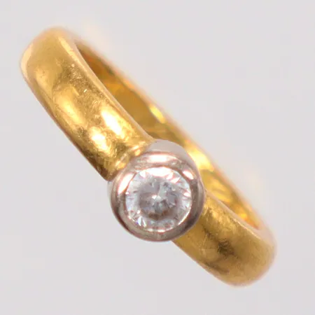 Ring vit sten stl:14½ gravyr 23K Vikt: 5,7 g