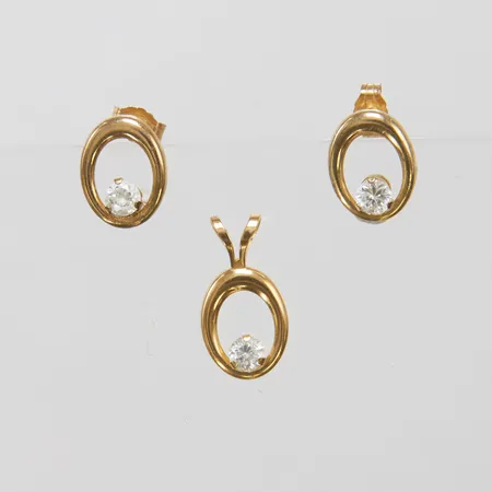 1 par Örhängen med vita stenar 9,5x7,4mm, 1 Hänge med vit sten 14x7,4mm, 14K Vikt: 0,7 g