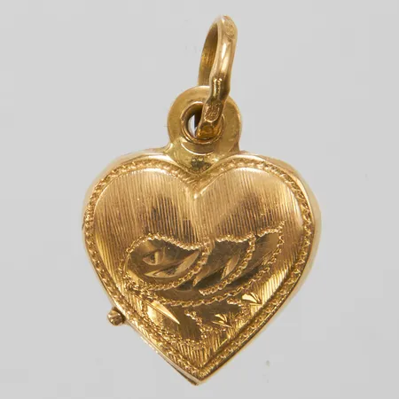 Medaljong hjärta med gravyrdekor, 21,5x13,4mm, plastinsatser, delivs satinerad, personlig gravyr på baksidan, 18K Vikt: 2,5 g